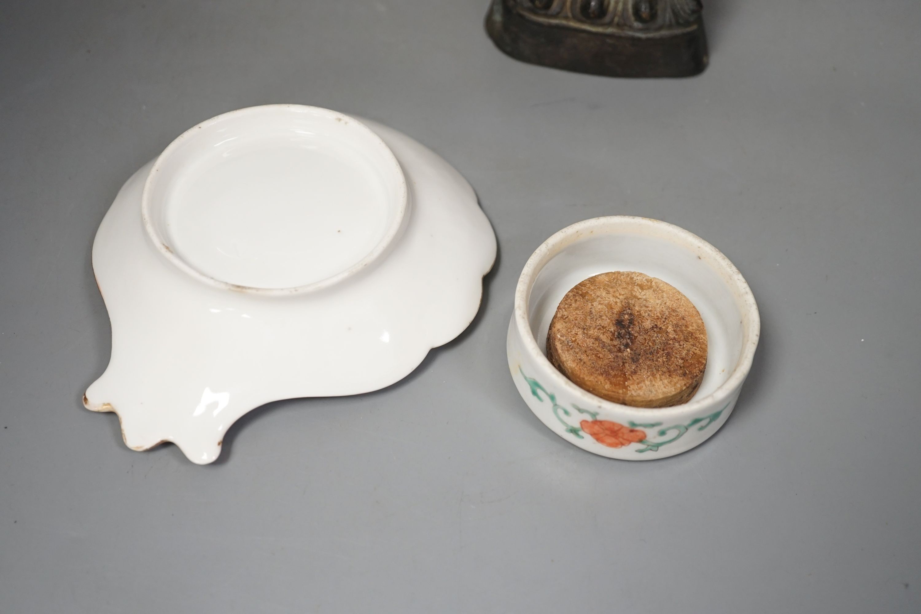 A Chinese famille verte porcelain jar cover, similar famille rose dish and a bronze figure of a Bodhisattva, tallest 16cm